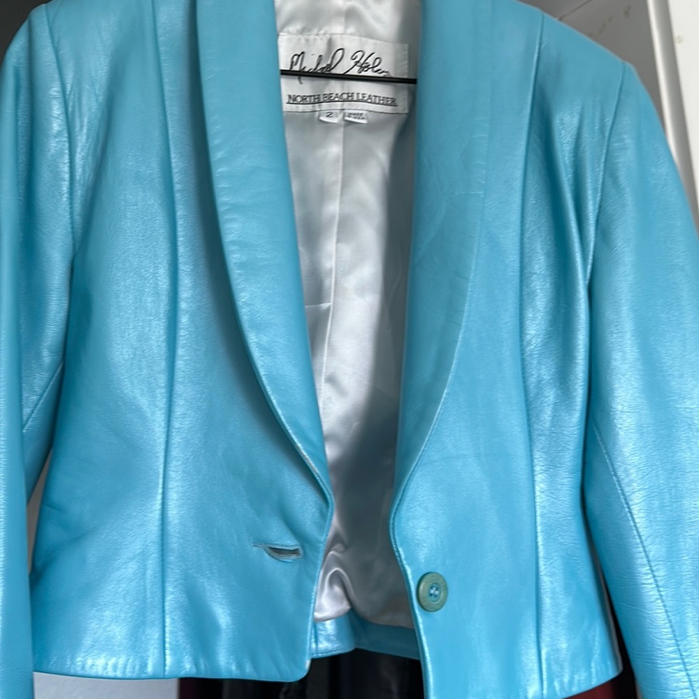 It in excellent condition I love when I bought the size is big for me